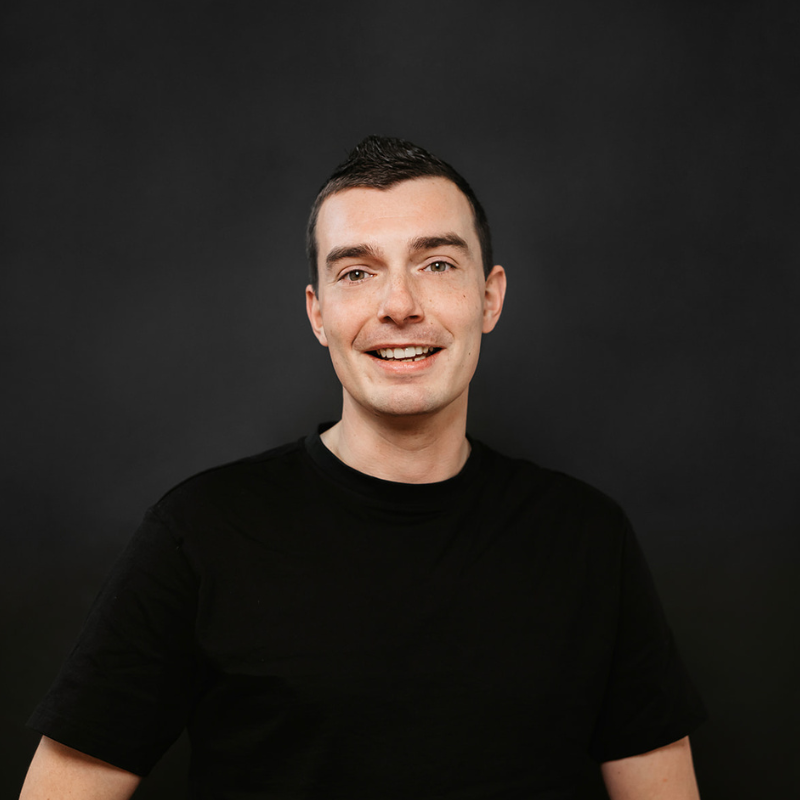 Portretfoto van Justin Jünemann, medewerker servicebureau bij Adaptics.